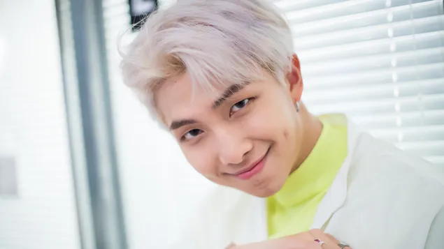 RM (Rap Monster) in 'Boy With Luv' MV (The Album) 從 BTS (Bangtan Boys) 拍攝 4K 壁紙