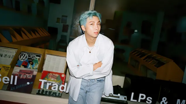 RM (Rap Monster) en 'Dynamite' MV Shoot (2020) de BTS [Bangtan Boys] descargar