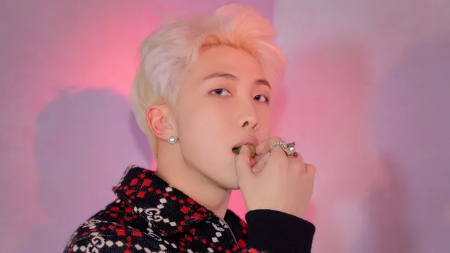 rm (rap monster) a 'map of the soul: persona' forgatasaban a bts-tol [bangtan boys] letoltes