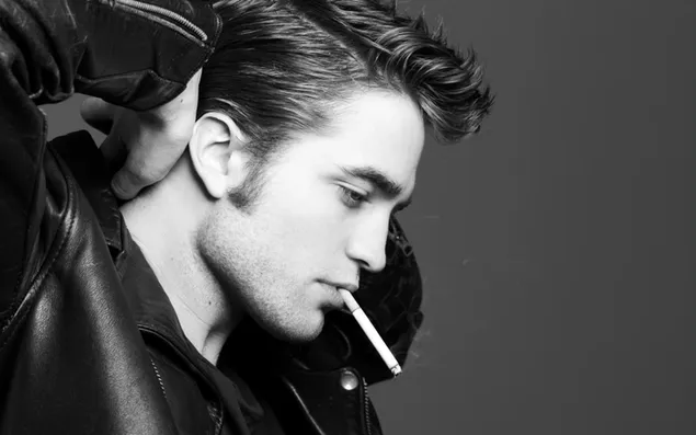 ロバート・パティンソンの白黒写真が彼のタバコを吸う