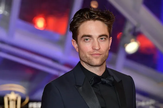 Taustpilt Robert Pattinson osaleb auhinnatseremoonial oma musta pintsaku ja musta särgiga HD