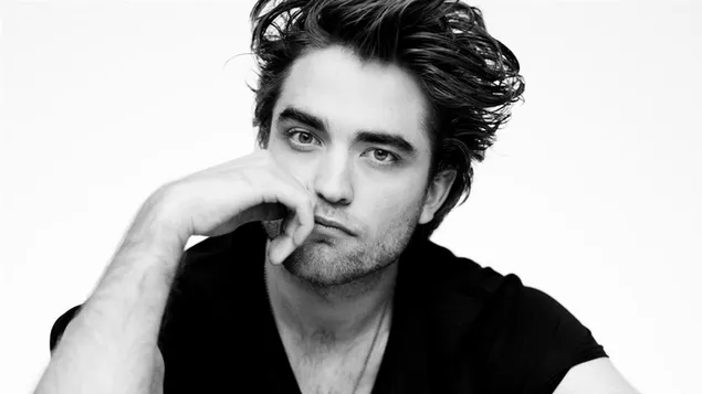 Hình nền Robert pattinson mặc áo phông đen và hình đen trắng trên đó với bàn tay đặt trên má HD