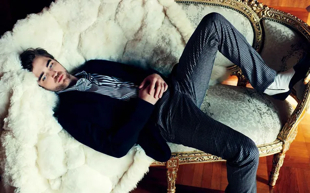 Taustpilt Robert Pattinson kena näitleja lamab diivanil HD