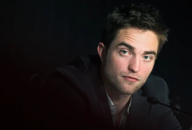 Taustpilt Robert Pattinson läbi pimeduse, su nägu valgustavad päikesekiired HD