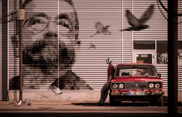 Roboboy stând deasupra mașinii roșii 4K imagine de fundal