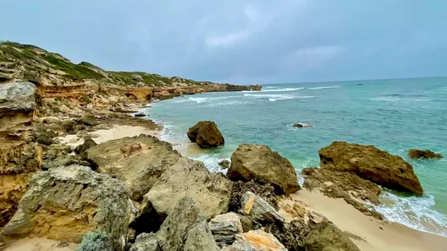 青い空とビーチの岩の風景