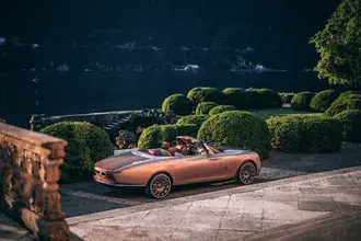 山と海の斜面にある庭園に駐車されたオープントップの技術的驚異、ロールス・ロイス 8K 壁紙
