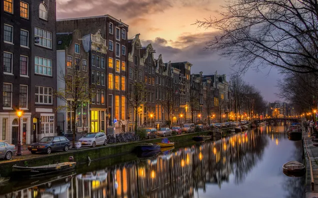 Romantiese uitsig van huise by die rivier van Amsterdam, Nederland aflaai