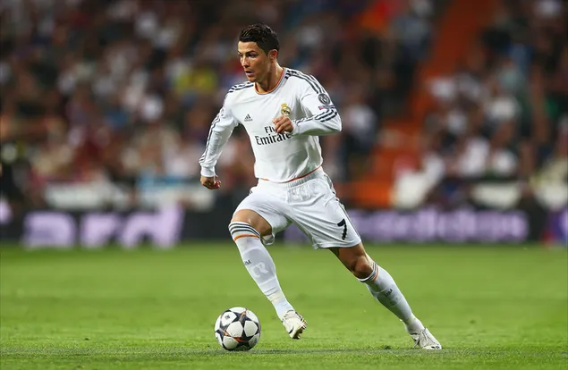 Ronaldo doet zijn best op de grond 2K achtergrond