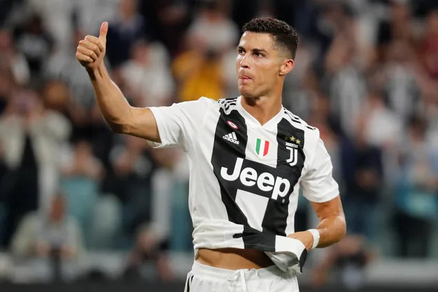 ronaldo tervehtimassa katsojia stadionin keskelta lataa