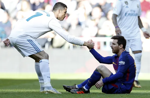 Ronaldo hilft Messi beim Aufstehen HD Hintergrundbild