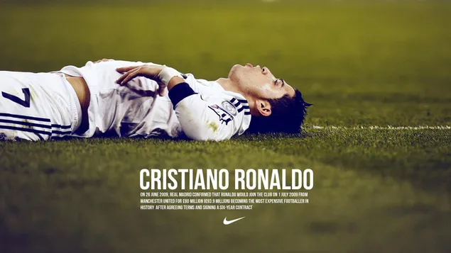 Ronaldo ligt op voetbalveld HD achtergrond