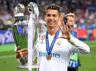 usmiech ronaldo i jego zwycieskie trofeum pobierz