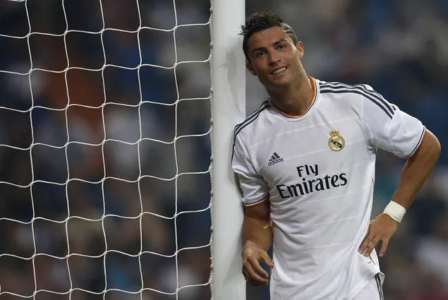 Ronaldo staat tegen de paal van de doelpaal van het stadion 2K achtergrond