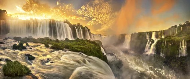 栄光に満ちたイグアス川は、雲と太陽の下にある独特の自然の楽園に似ています。 ダウンロード