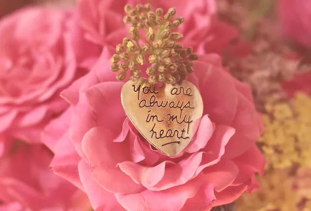 Rosa Blumen und goldenes Herz mit besonderer Botschaft für Mama am Muttertag