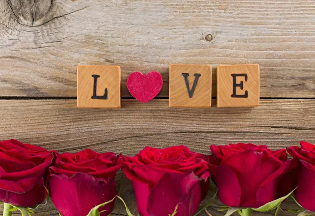 Rosen und „Love“-Schriftzug auf Holz herunterladen