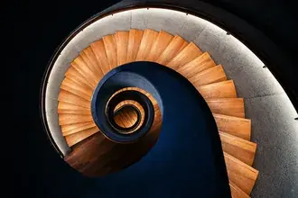 Tapeta Kulaté schodiště kreativní architektonické umění 6K