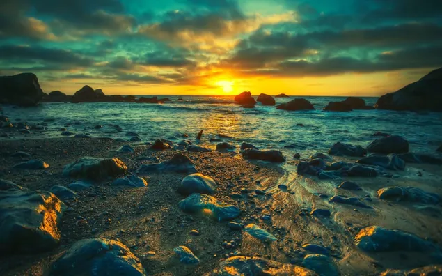 Ruhige Wellen, die bei Sonnenuntergang die auf dem Meer reflektierten Sonnenstrahlen zum Strand tragen