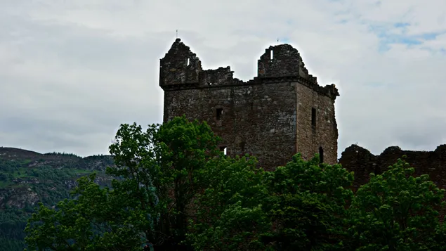 Castell en ruïnes a la muntanya baixada