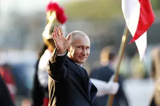 prezident rossii putin v soprovozhdenii flaga skachat'