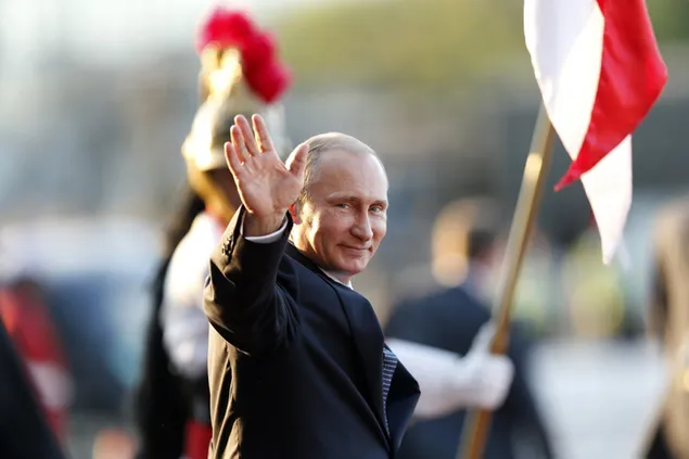 Der russische Präsident Putin, begleitet von der Flagge