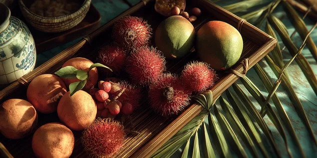 rustieke skinkbord gevul met vars eksotiese tropiese vrugte (nabyskoot) aflaai