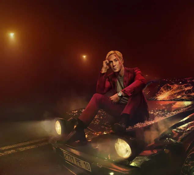 Рајан Гослинг облечен во црвен костум седи во уништен автомобил 6K тапет