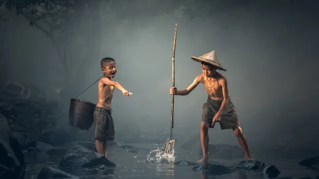 Saat-saat menyenangkan dua anak memancing di sungai di hutan berkabut unduhan