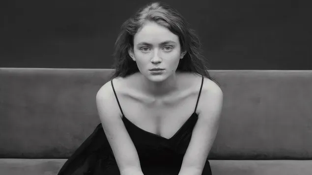 黑色意大利面连衣裙“Sadie Sink” | Bjorn Iooss 为 S Moda Shoot 拍摄 4K 壁纸