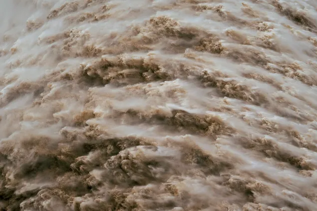 Salida de agua tormentosa de la poderosa presa de Srisailam descargar