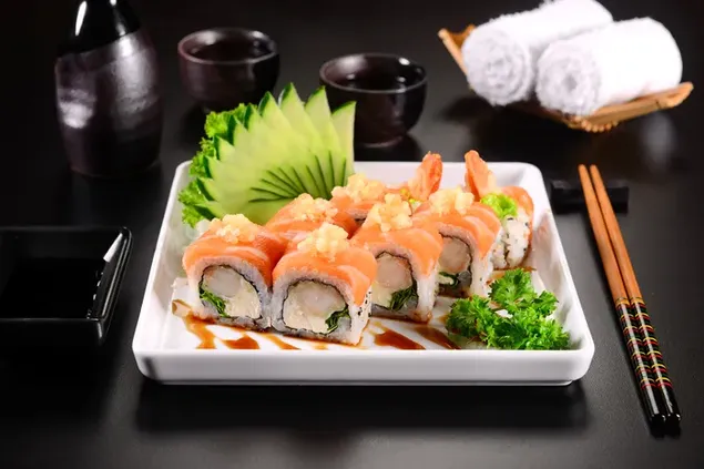 Rula de sushi cu somon cu wasabi, sos de soia intr-o farfurie patrata si ceai 6K imagine de fundal