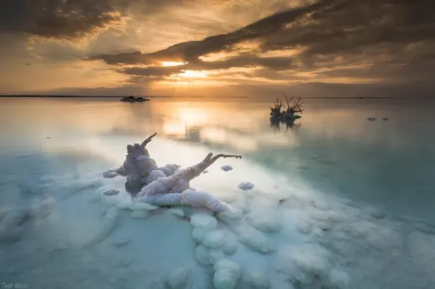 بحيرة مالحة في طقس غائم عند غروب الشمس 2K خلفية