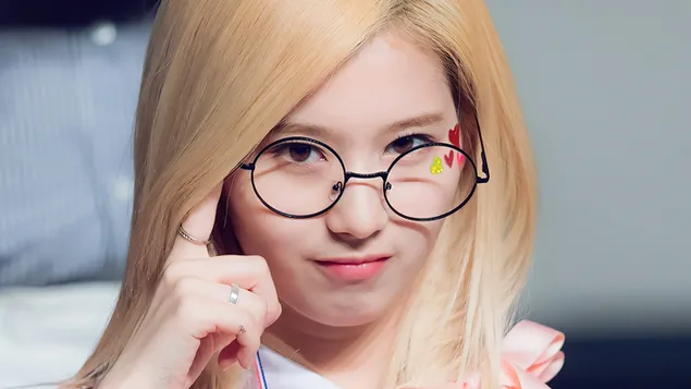 來自 Twice（K-Pop Girls Group）的“Sana” 4K 壁紙