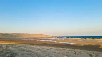 Sandberg in der Wüste und im blauen Meer 4K Hintergrundbild