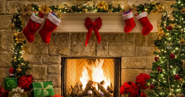 Pakaian Santa Claus, hadiah Natal dan pohon pinus yang dihias di sekitar perapian di rumah yang didekorasi untuk tahun baru unduhan