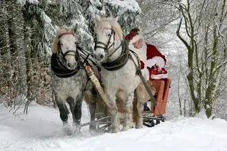 Tapeta Santa Claus přijíždí v koňském povozu 4K