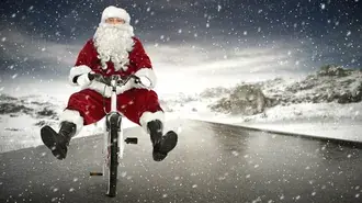 Papai Noel com neve e tempo congelante, passeio longo de bicicleta sozinho HD papel de parede
