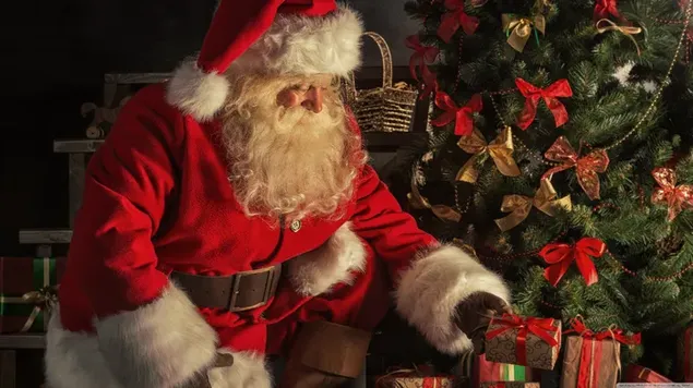 Papá Noel guardando regalos en secreto descargar