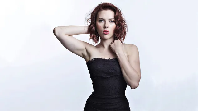 Scarlett johansson trang phục phong cách màu đen và nền trắng