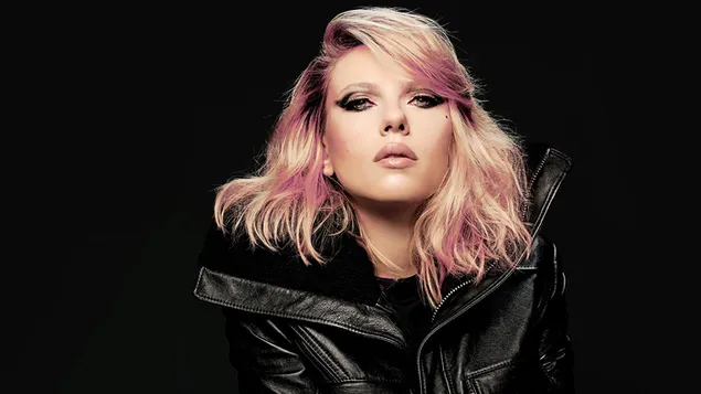 Scarlett johansson blond haar rode lippenstift en zwarte jas en zwarte achtergrond download