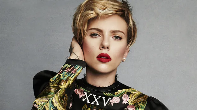 Scarlett Johansson blonde kurze Haare rote Lippen und schwarzes Kleid mit Blumendruck herunterladen