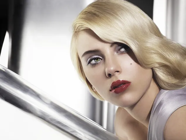 斯嘉丽约翰逊不可能不爱上这个女人。 2K 壁纸