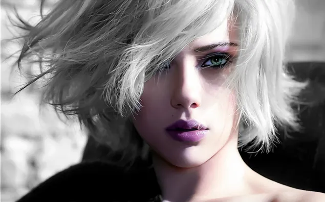 Scarlett Johansson trông lộng lẫy trong mái tóc ngắn màu xám