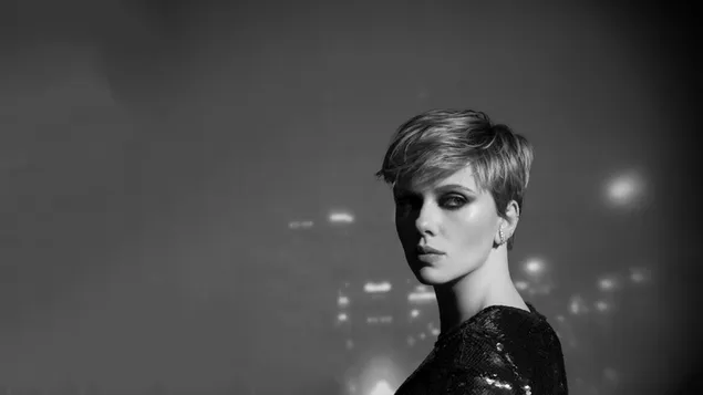 Scarlett Johansson Schwarz-Weiß-Bild mit kurzen Haaren herunterladen
