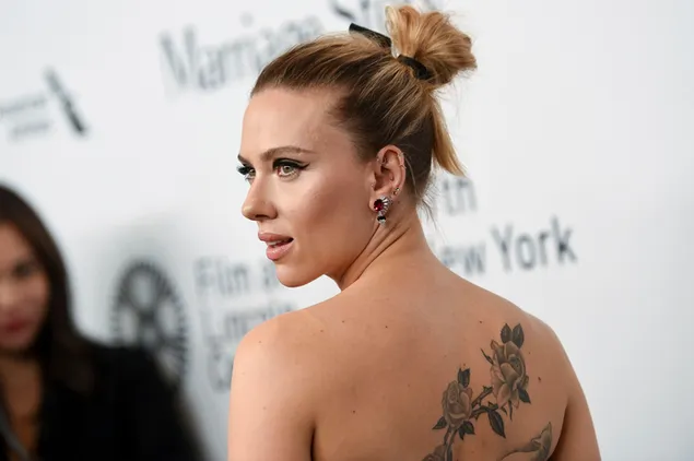Scarlett johansson tóc ngắn với hình xăm hoa hồng trên lưng