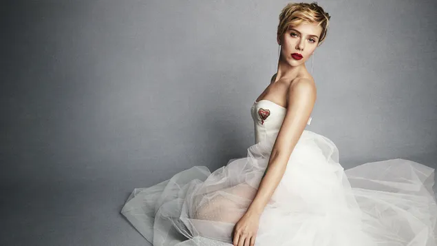 سكارليت جوهانسون بشعر أشقر قصير بفستان زفاف أبيض 2K خلفية