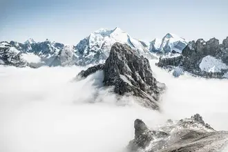 Vue panoramique sur les sommets des montagnes au milieu du brouillard 4K fond d'écran