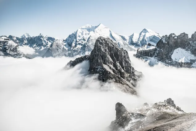 Vista panorámica de los picos de las montañas en medio de la niebla