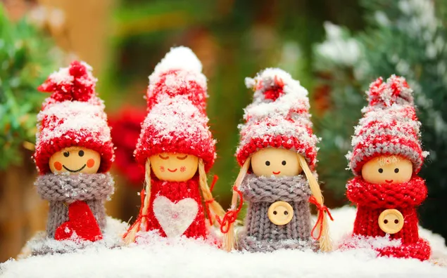 Schattige baby's in rode en grijze kleding wachten op het nieuwe jaar tussen de sneeuw download